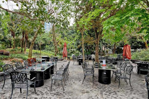 trang-tri-bo-ban-ghe-cho-buoi-nhau-ban-be