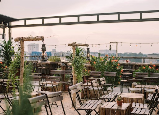 trang-tri-cot-den-san-thuong-quan-ruou-sai-gon