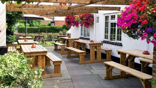 trang-tri-hoa-tuong-quan-ruou-ngoai-troi