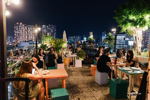 trang-tri-quan-nhau-san-thuong-ha-noi