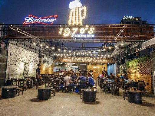 trang-tri-quan-nhau-san-vuon-1970