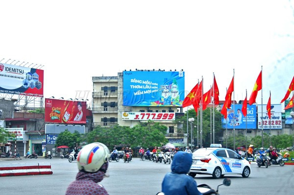 hinh-anh-he-thong-den-led-roi-quang-cao-ngoai-troi