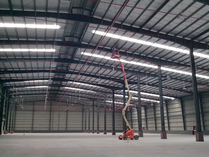 Thi công lắp đặt đèn nhà xưởng cần thực hiện theo đúng hướng dẫn. 