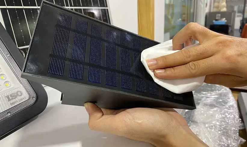 Vệ sinh đèn LED năng lượng mặt trời đúng cách