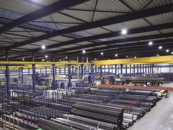 Khi lắp đặt đèn LED nhà xưởng 200W cần phải lưu ý một số yếu tố như: chiều cao, chỉ số quang thông và tiêu chuẩn chiếu sáng của đèn. 