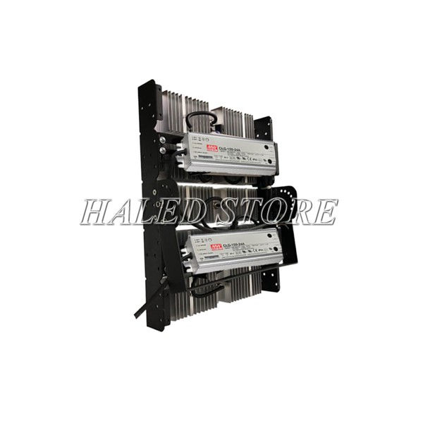 Các mẫu đèn pha LED đều có bộ phận tản nhiệt thiết kế dạng khe rãnh sâu, tản nhiệt nhanh chóng