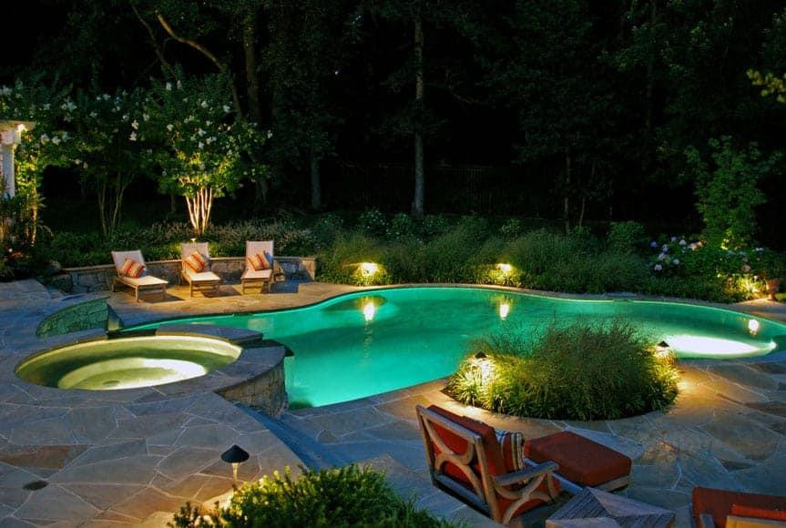 Đèn chiếu sáng cho khu vực bể bơi vừa trang trí lại đảm bảo an toàn cho con người. 