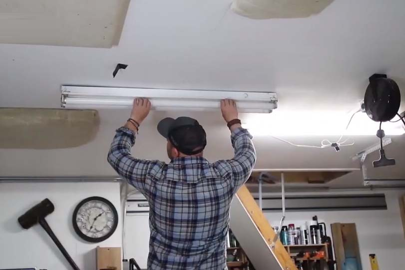 Kiểm tra độ hoàn thiện sau khi lắp đặt tuýp LED