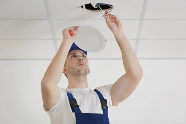 Khi lắp đặt bóng đèn LED, các bạn cần tuân thủ theo đúng kỹ thuật để đảm bảo chất lượng ánh sáng và độ bền của đèn sau này. 