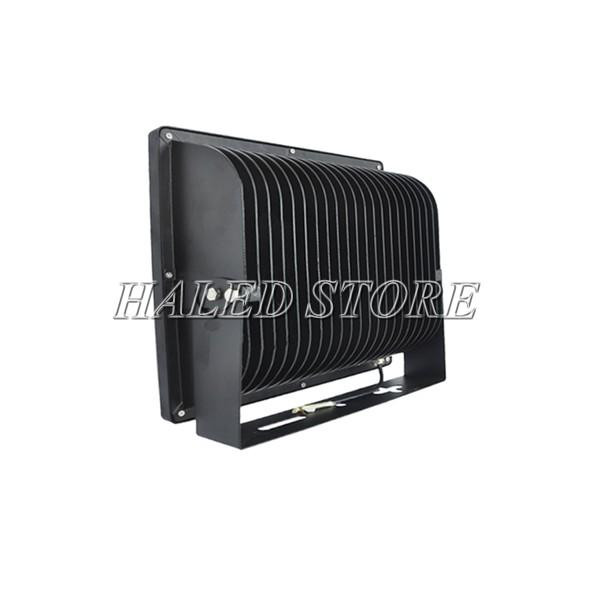 Chất liệu của vỏ đèn cũng là yếu tố hết sức quan trọng. 