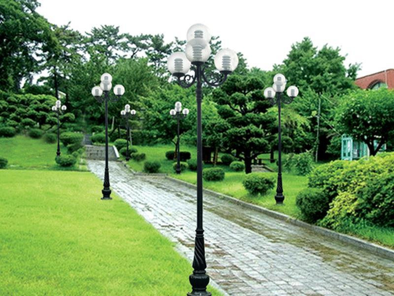 Cột đèn là giải pháp chiếu sáng hiệu quả cho các không gian ngoại thất như sân vườn, công viên…