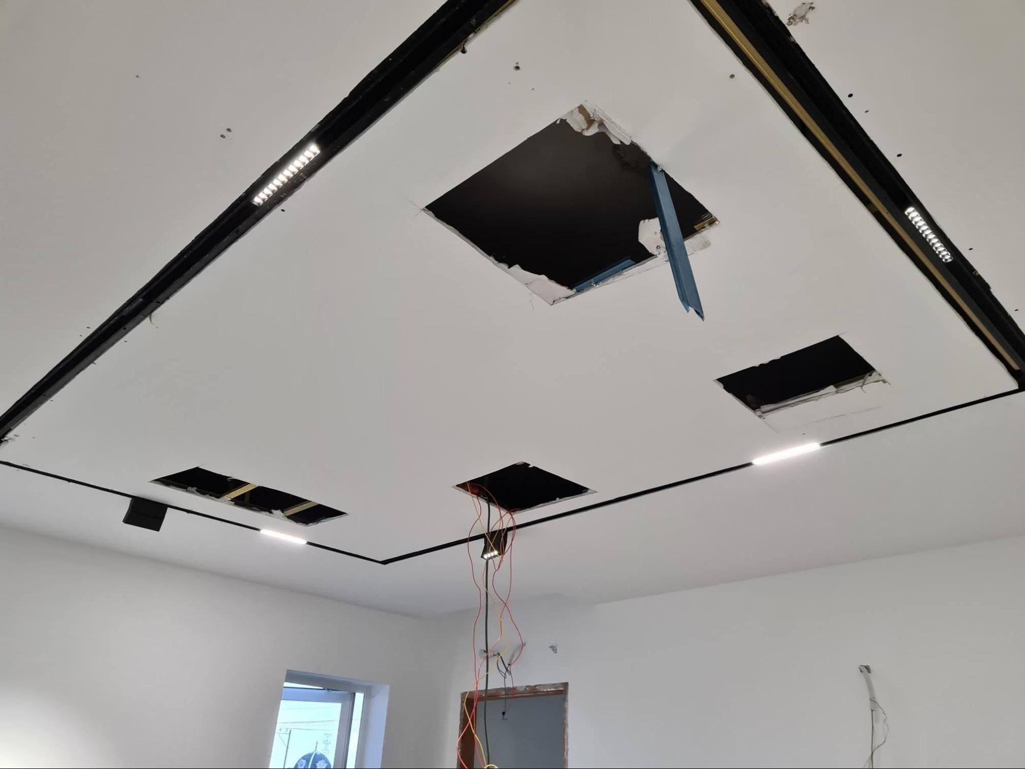 Hướng dẫn cách lắp đặt đèn LED ray trần thạch cao chi tiết 