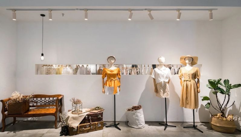 Sử dụng đèn rọi ray sẽ giúp tạo điểm nhấn cho không gian cửa hàng, shop quần áo ấn tượng hơn. 