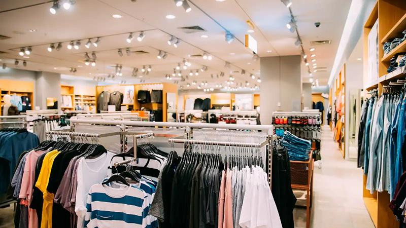 Khi lựa chọn đèn rọi ray lắp đặt trong shop quần áo nên ưu tiên các thương hiệu lớn. 