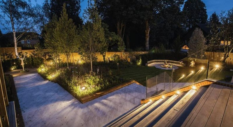 Vì sao đèn chiếu sáng sân vườn lại thu hút côn trùng