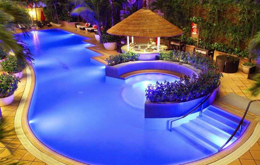 Cách lắp đặt đèn LED dây trang trí cho thành hồ bơi 