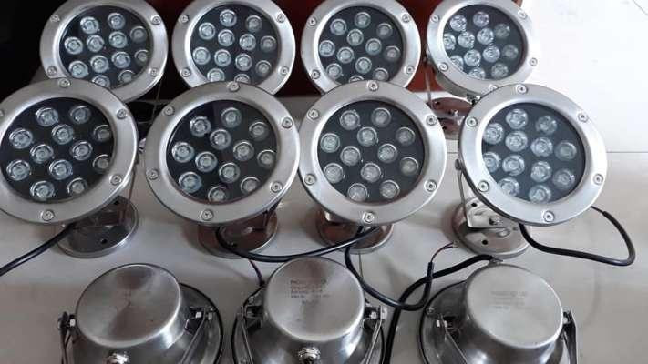 Lựa chọn đèn có công suất phù hợp với kích thước của hồ cá. 