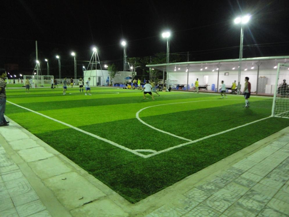 Đèn pha LED 200W được sử dụng trong sân bóng đá. 