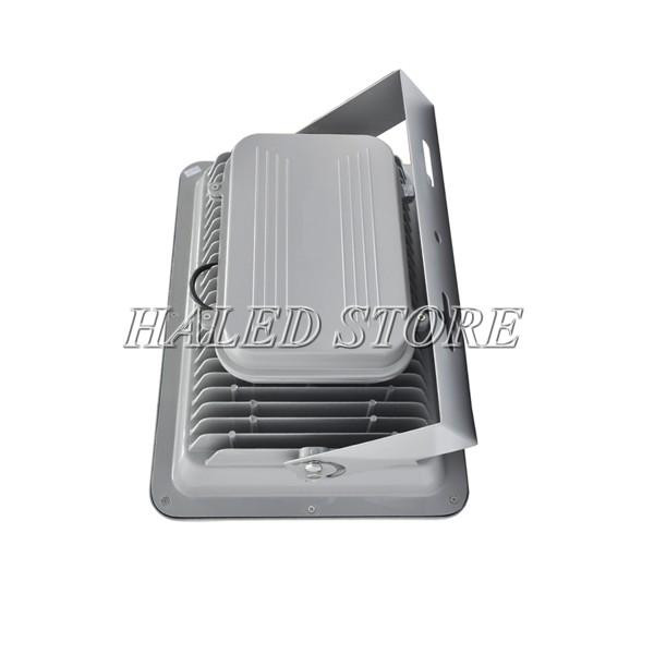 Chất liệu của vỏ đèn cũng ảnh hưởng đến mức giá của đèn pha LED 200W. 