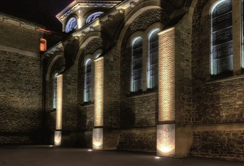 Đèn LED âm đất còn được sử dụng để chiếu sáng khu vực tường, cột nhà. 