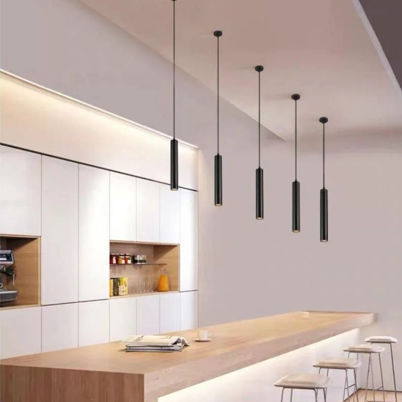 Đèn rọi thả trần được lắp đặt chiếu sáng cho khu vực đảo bếp. 