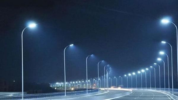 Với độ bền cao, cột đèn chiếu sáng 9m thường được lắp đặt trên các công trình đường cao tốc, đường quốc lộ. 