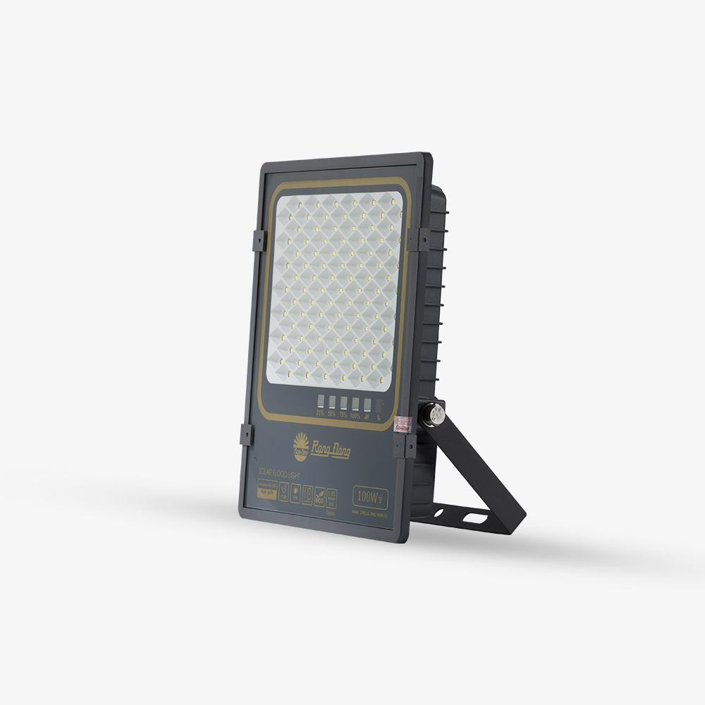 Đèn pha năng lượng mặt trời 100w của Rạng Đông. 