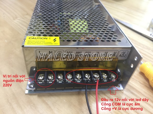 (Ảnh minh họa là đèn led dây đơn sắc dưới nước của Haledco, dây đỏ sẽ là cực dương, dây đỏ đen là cực âm)