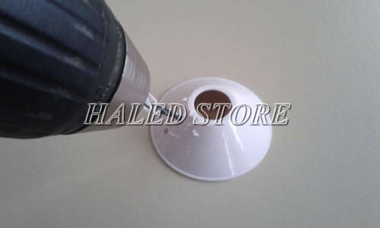 Khoan lỗ trên vỏ đèn để luồn dây