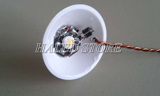 Luồn dây đồng vào vỏ đèn