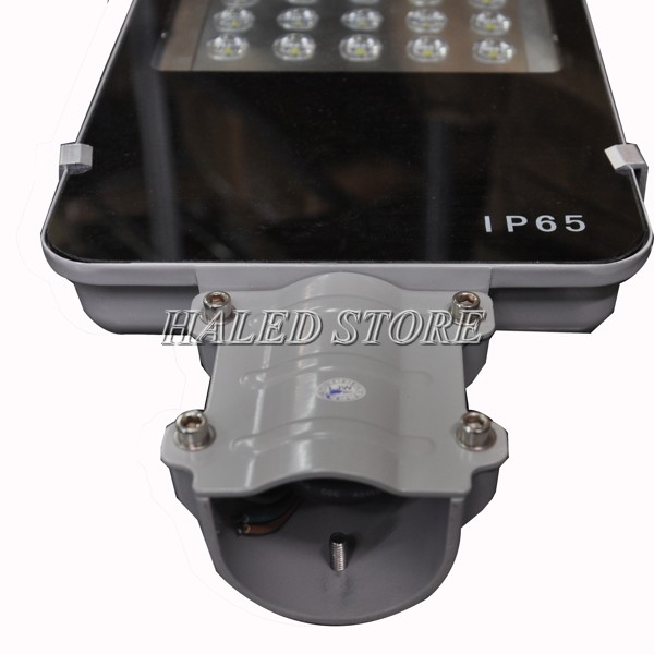 Cần lắp thiết kế liền với thân đèn