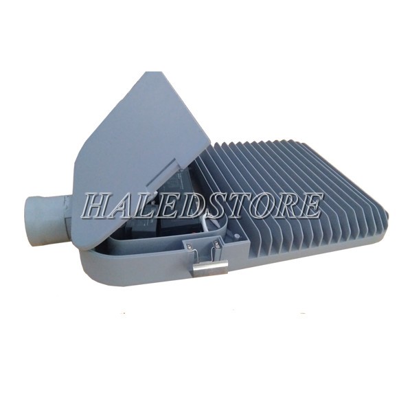 Mặt sau chứa nguồn LED và hệ thống tản nhiệt