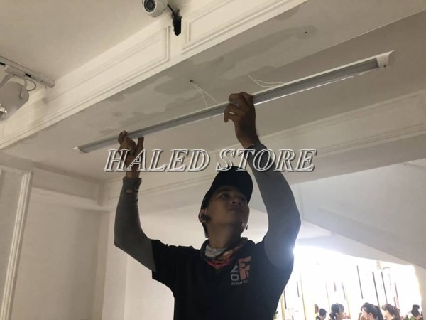 Cách lắp đèn tuýp LED bán nguyệt