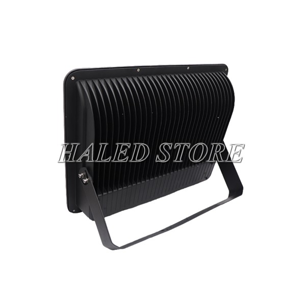 Tản nhiệt thiết kế phía sau thân đèn