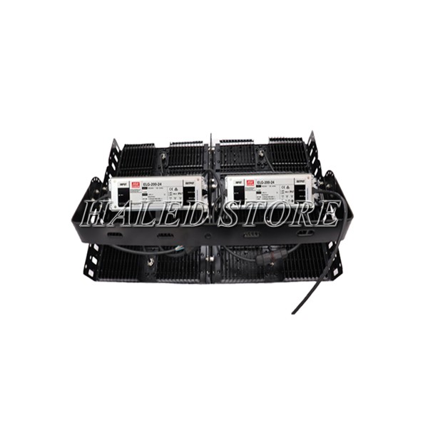 Tản nhiệt thiết kế phía sau thân đèn